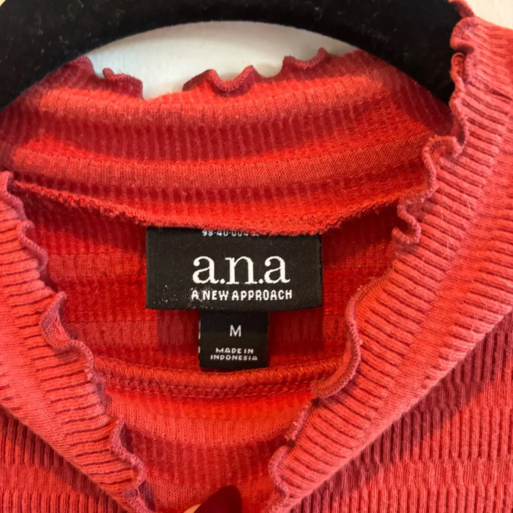 a.n.a Vintage Women's Lettuce Trim Mock Neck Rust Red Short Sleeve Top Size M - Image 5