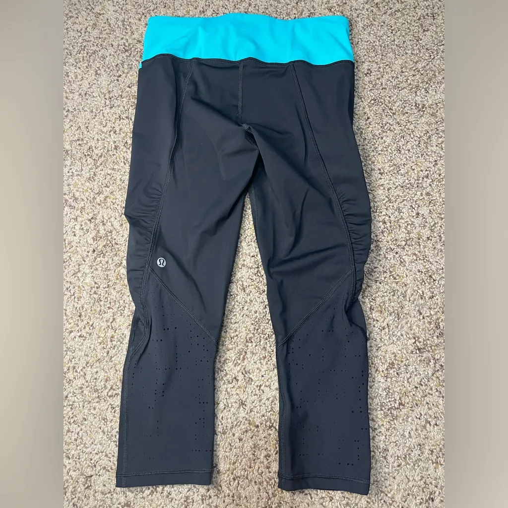 Lululemon Water Bound Crops Black and Blue Tropics Size 4 - Image 9