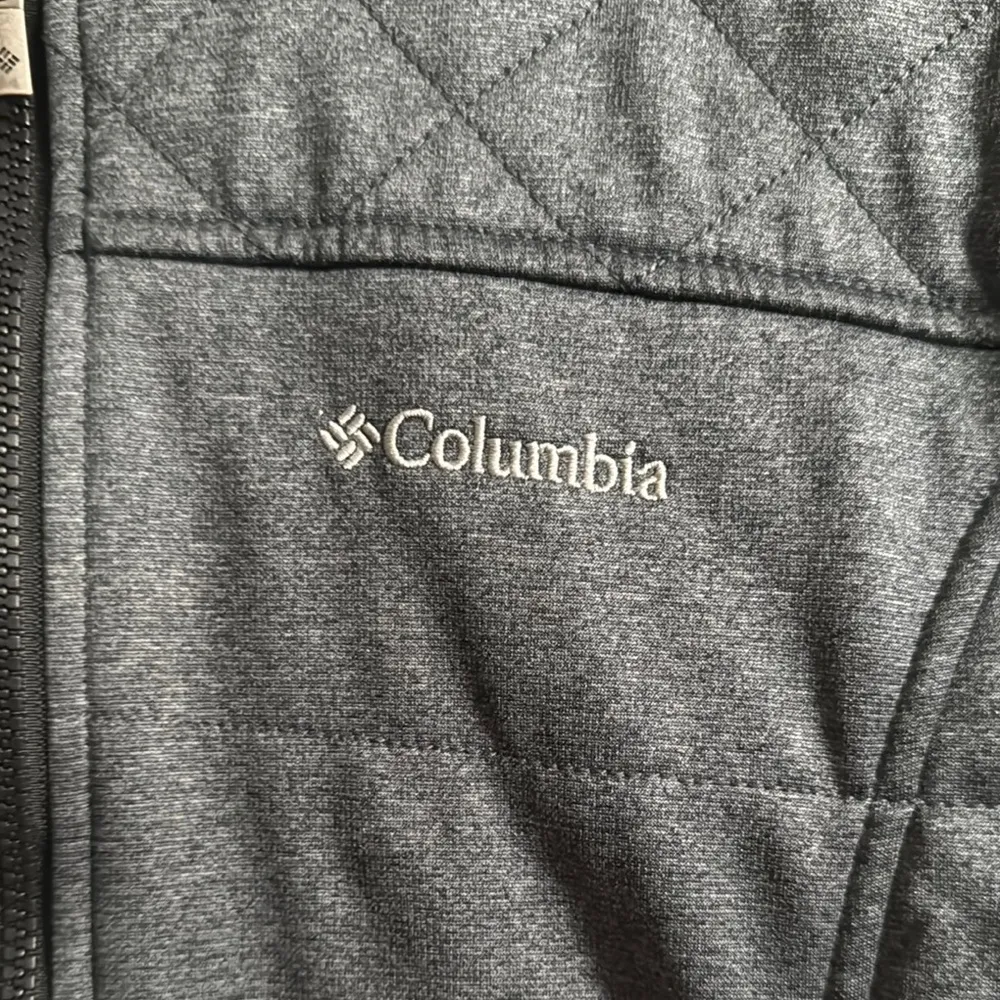 Columbia Gray Puffer Jacket with Quilted Design - Image 3