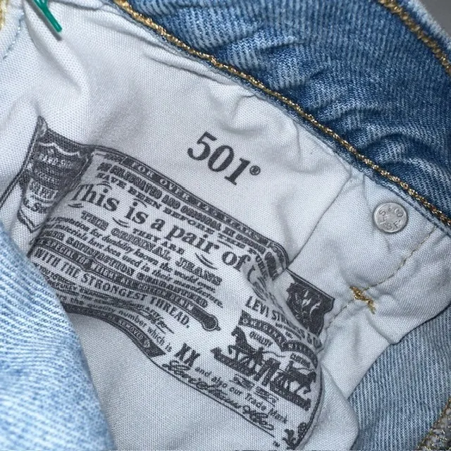 Levi's 501 Denim Shorts Frayed Hem Light Wash Button Fly Casual Women's Size 29‎ - Image 11