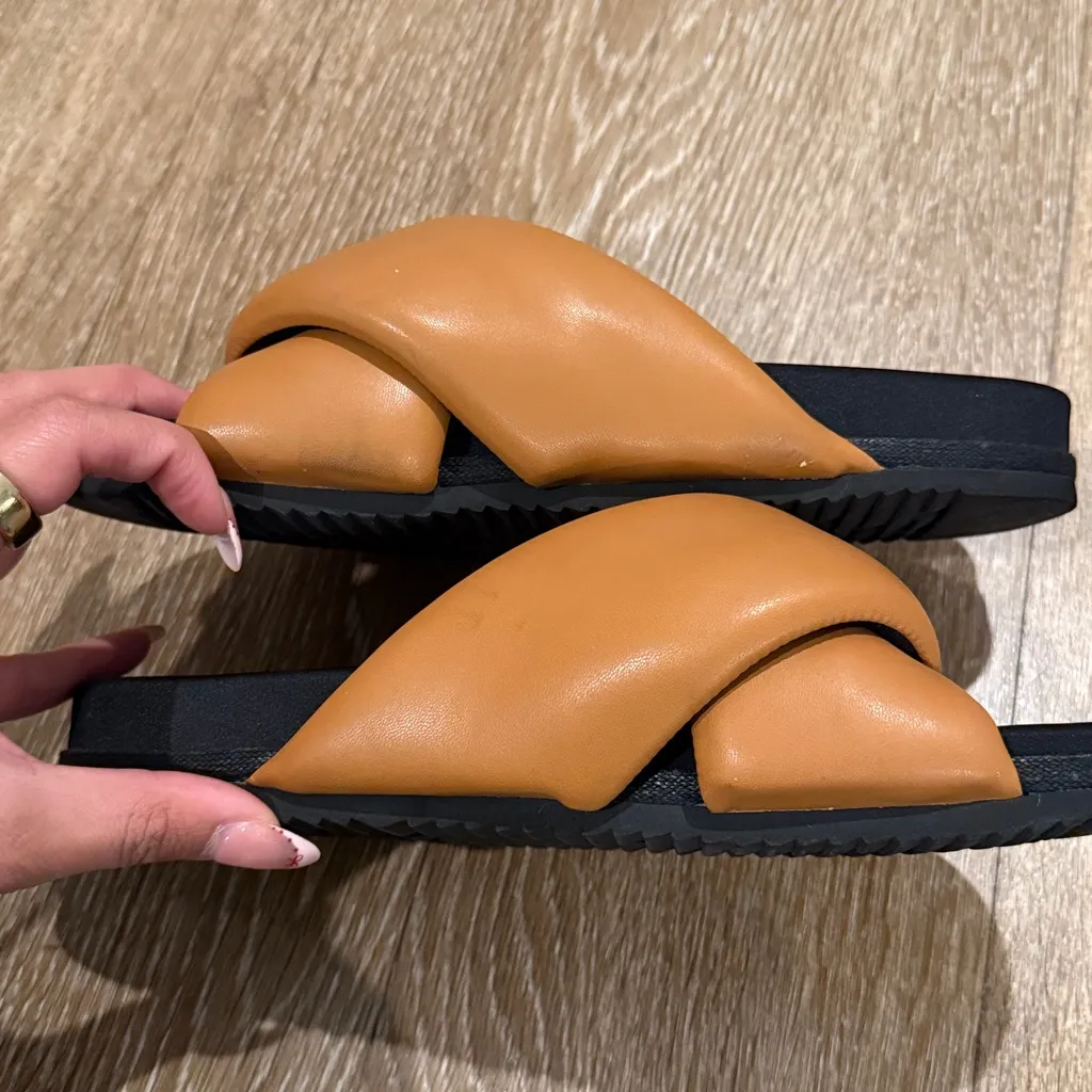 ROAM Foldy Vegan Leather Puffy Sandals Size 8 - Image 6