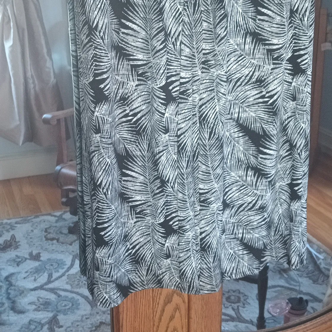 WHBM Leaf Print Wide Leg Stretch Pants in black and white sz small EUC - Image 2