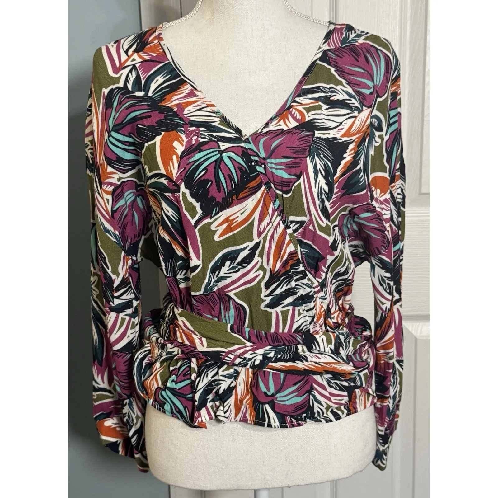 NWT Madison Tropical Print Wrap/Tie Shirt, Large Green - Image 2