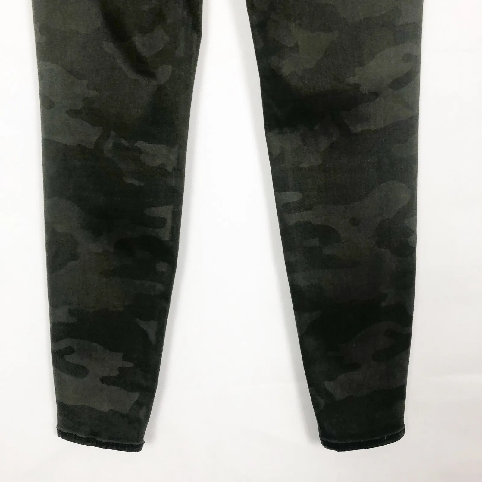 American Eagle Curvy Super High Rise Next Level Stretch Camo Distressed Jeans - Image 10