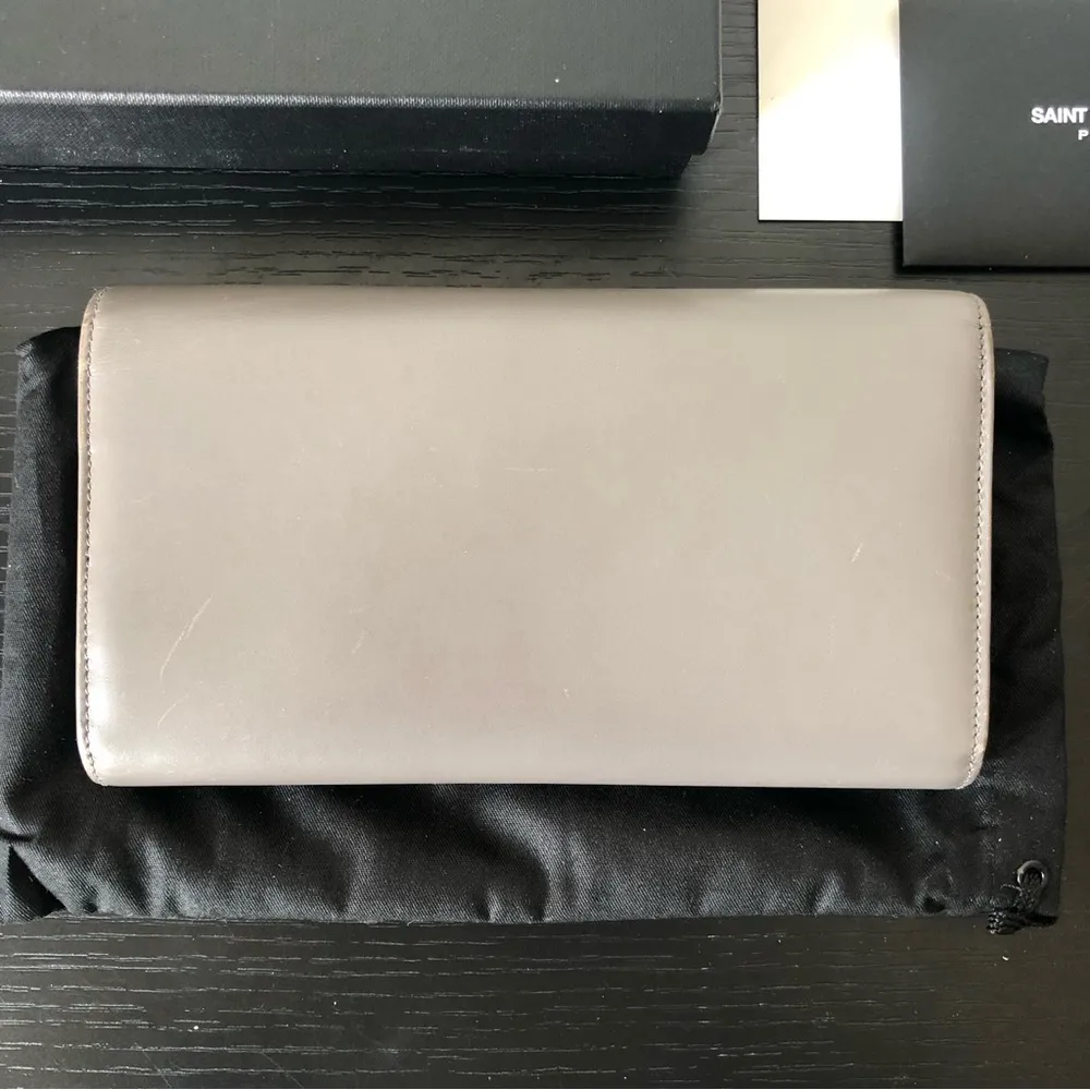Saint Laurent Essentials Minimalist Grey YSL Wallet - Image 5