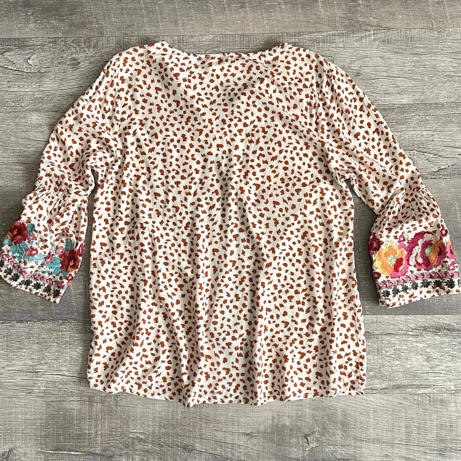 Savanna Jane Leopard Print Floral Embroidered Top Womens M Cream Bell Sleeve White Size M - Image 4