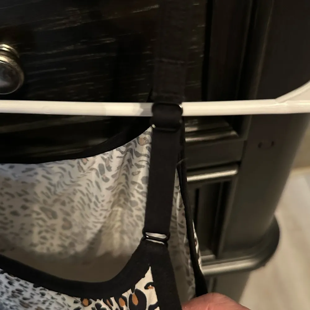 Leopard Print Women's Spandex Tank, size large Black - Image 4