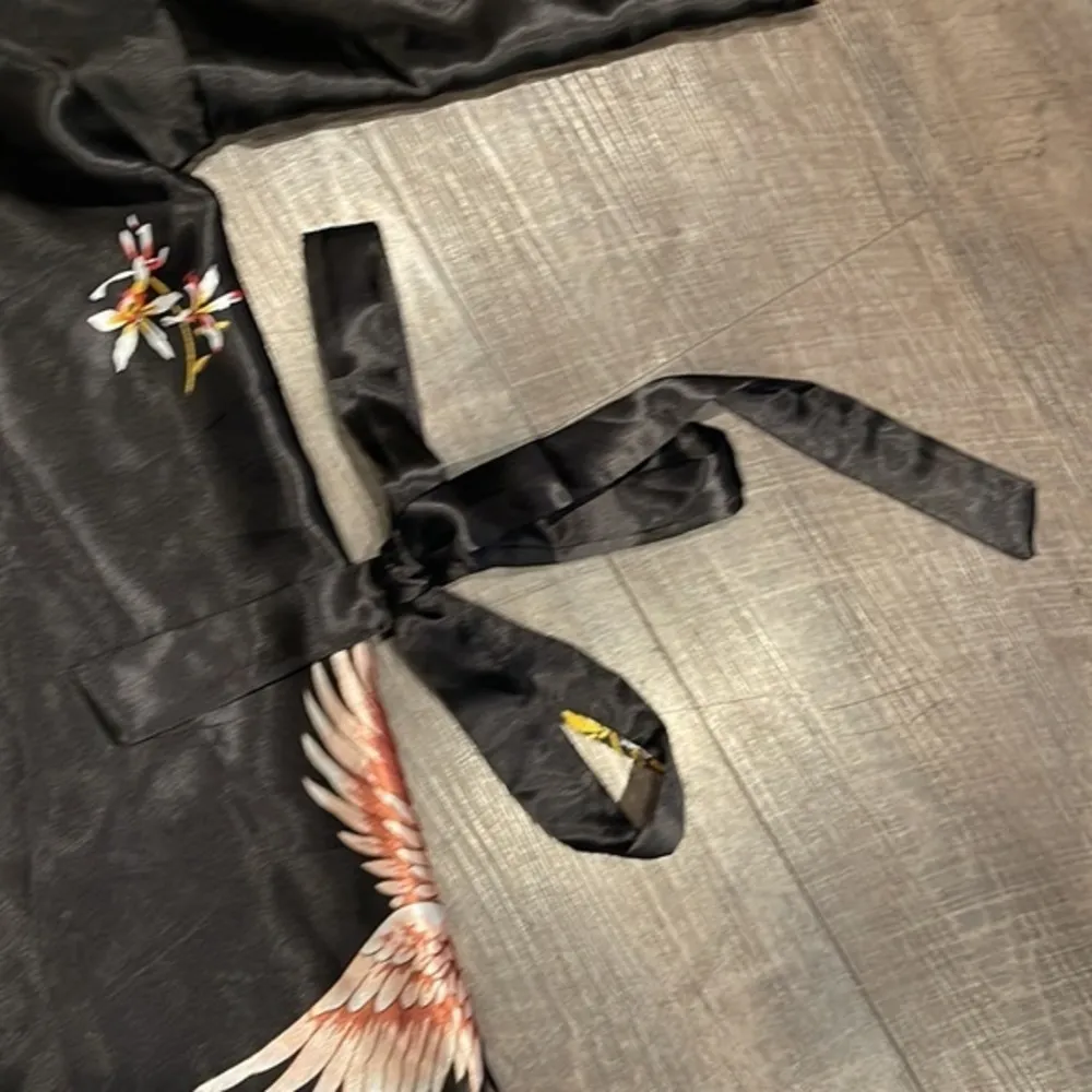 SHEIN BIRDS SATIN ROBE BLACK AND PINK - Image 3