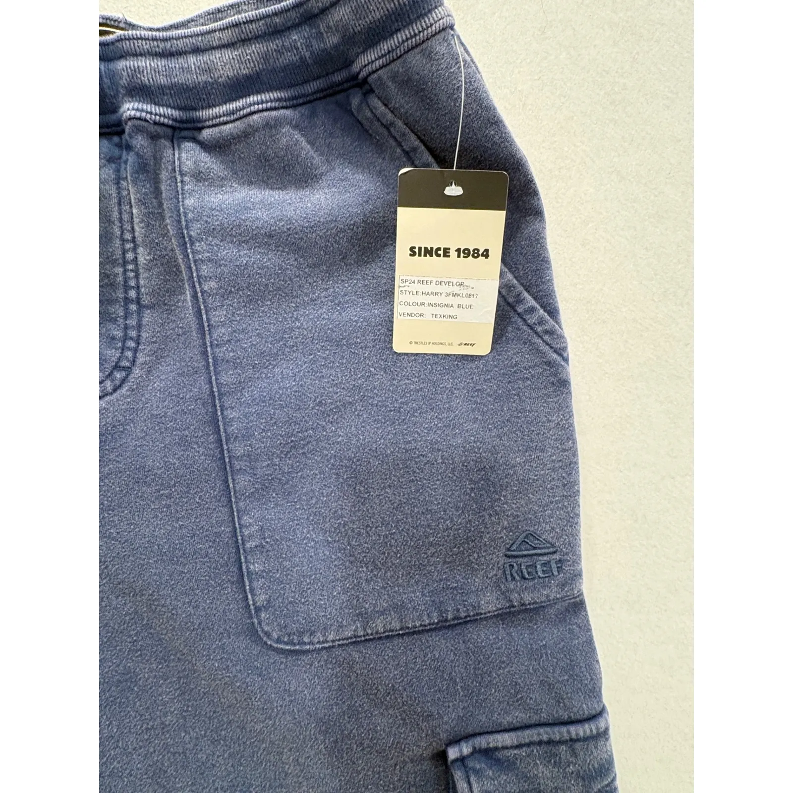 Reef Women's Blue Washed Cargo Jogger Sweatpants Medium NWT - Image 6