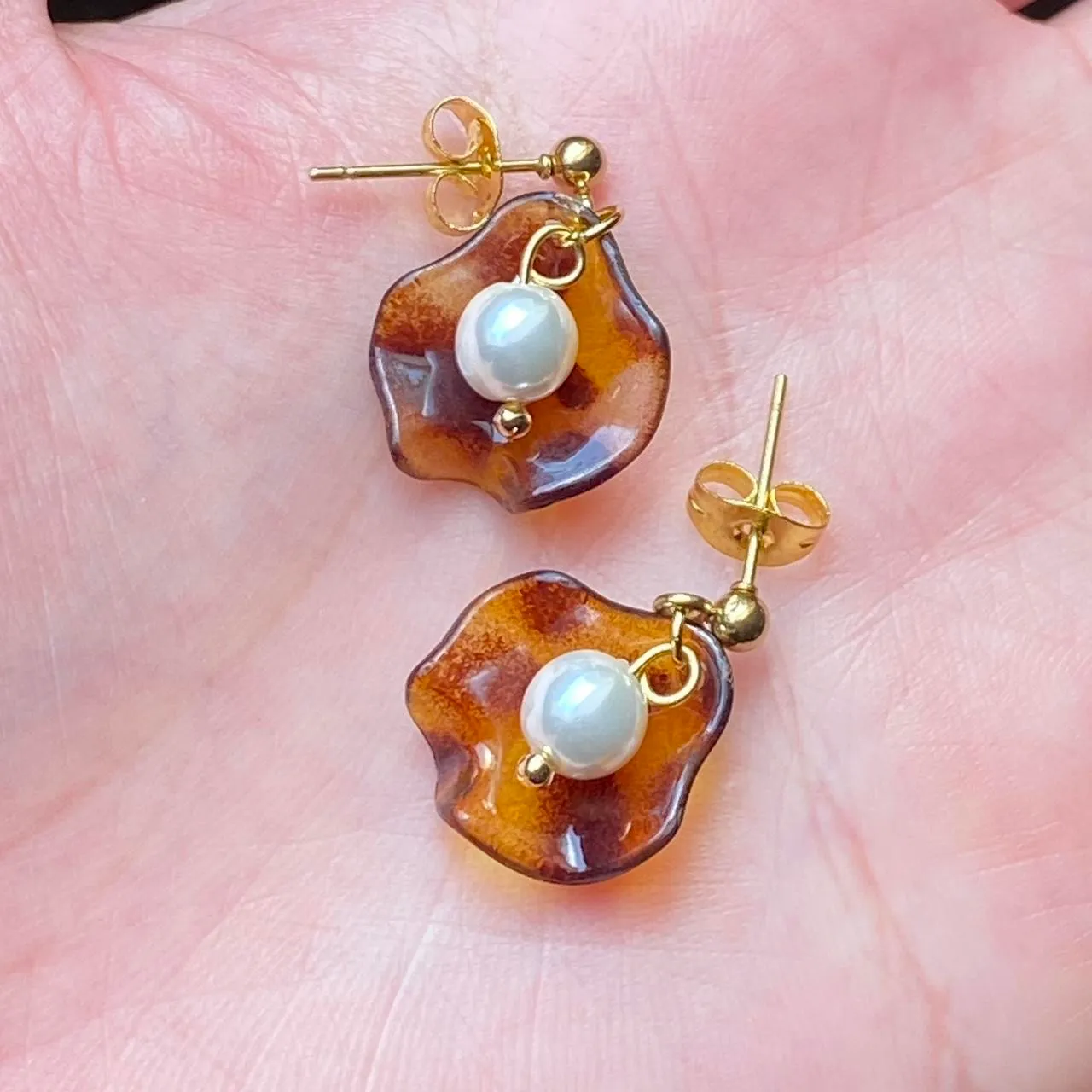 Handmade cute retro chic Tortoiseshell flower petal & glass pearls dangle earrings🤎 - Image 3