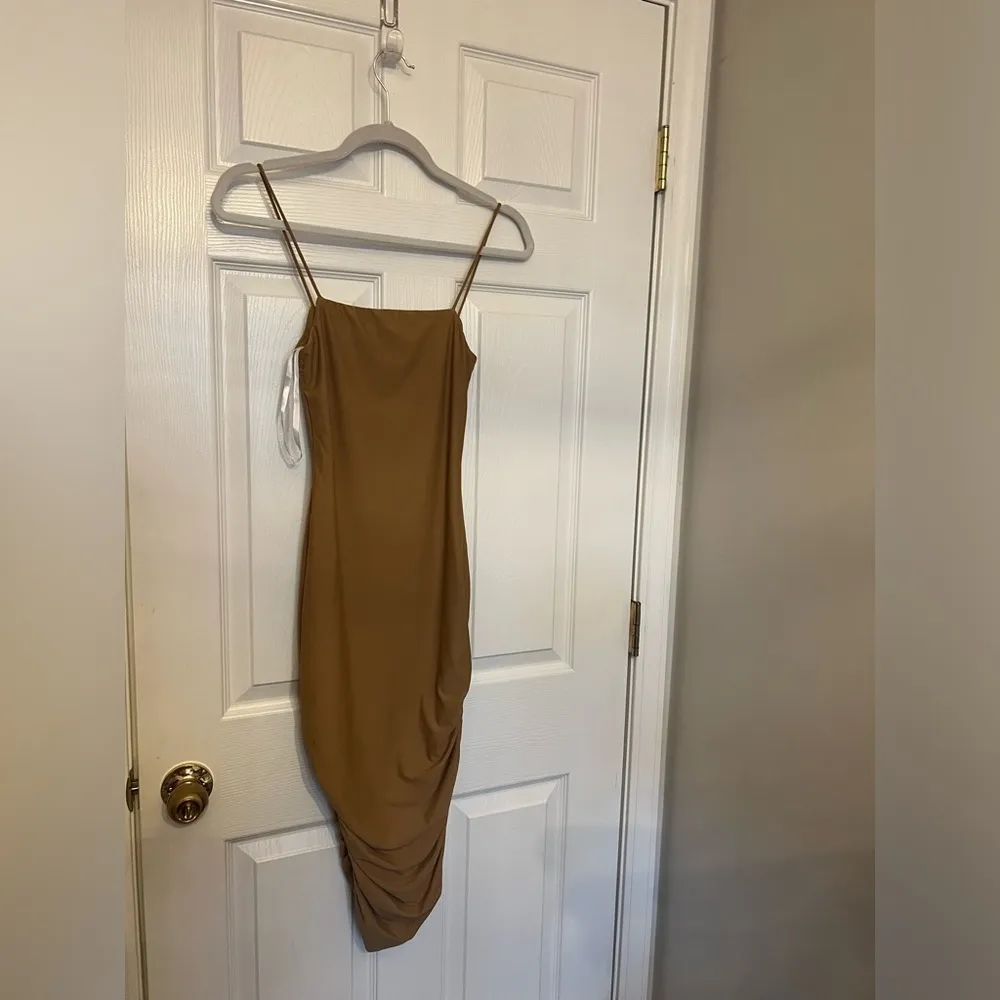 superdown Yovanna Midi Dress in Taupe - Image 6