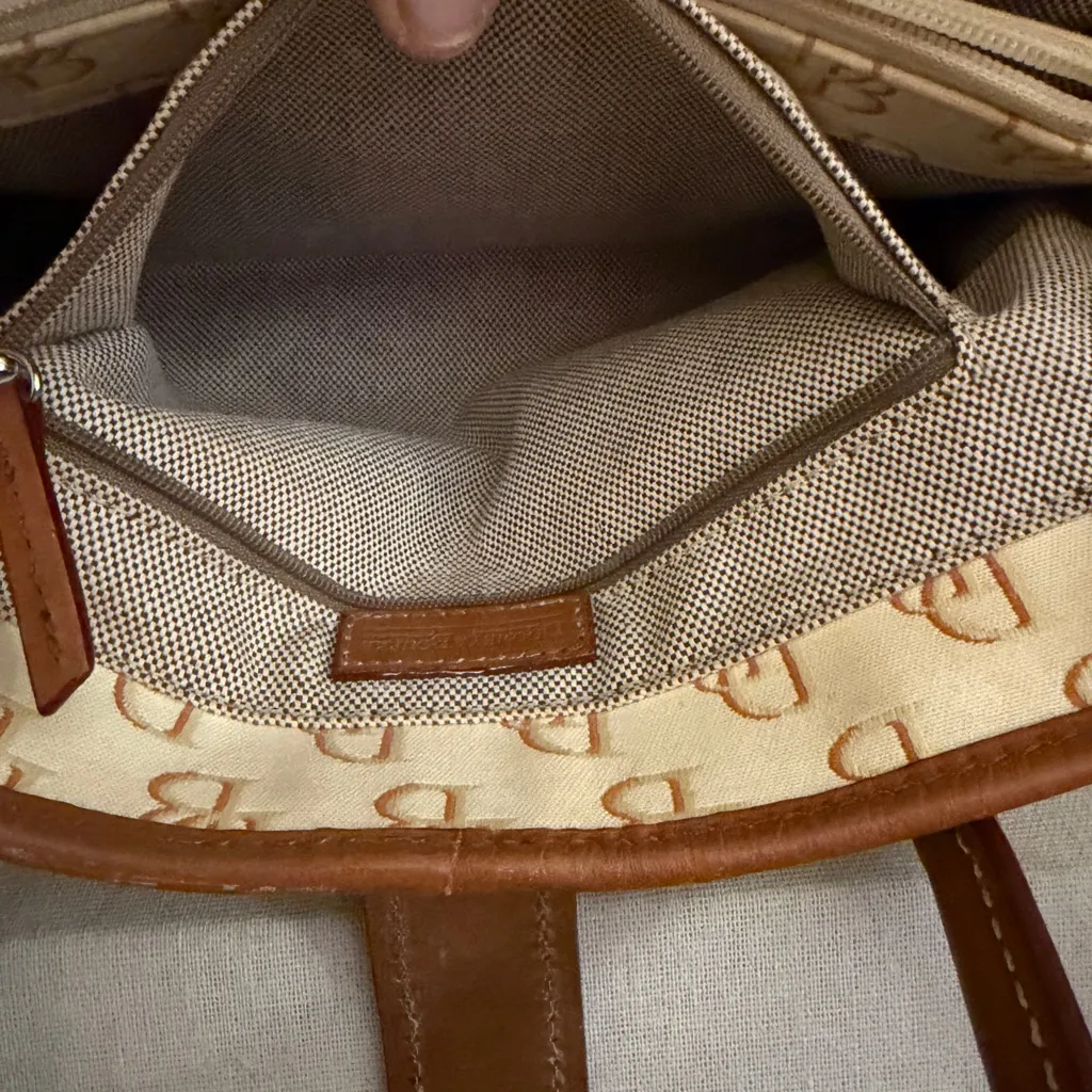 Dooney and Bourke monogram can is trimmed in leather bag - Image 10