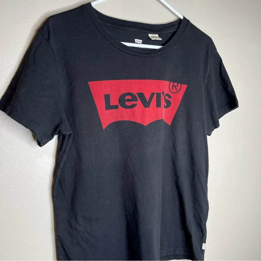 Levi’s Simple Black Tee Short Sleeve Shirt Size M - Image 4