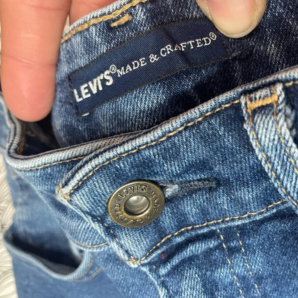 Levi’s 721 Cuffed Shorts - Image 5