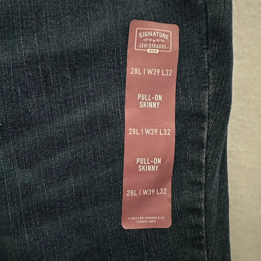 NWT Signature by Levi Strauss Women’s Pull On Skinny Jeans Contouring Size 28 Blue - Image 7