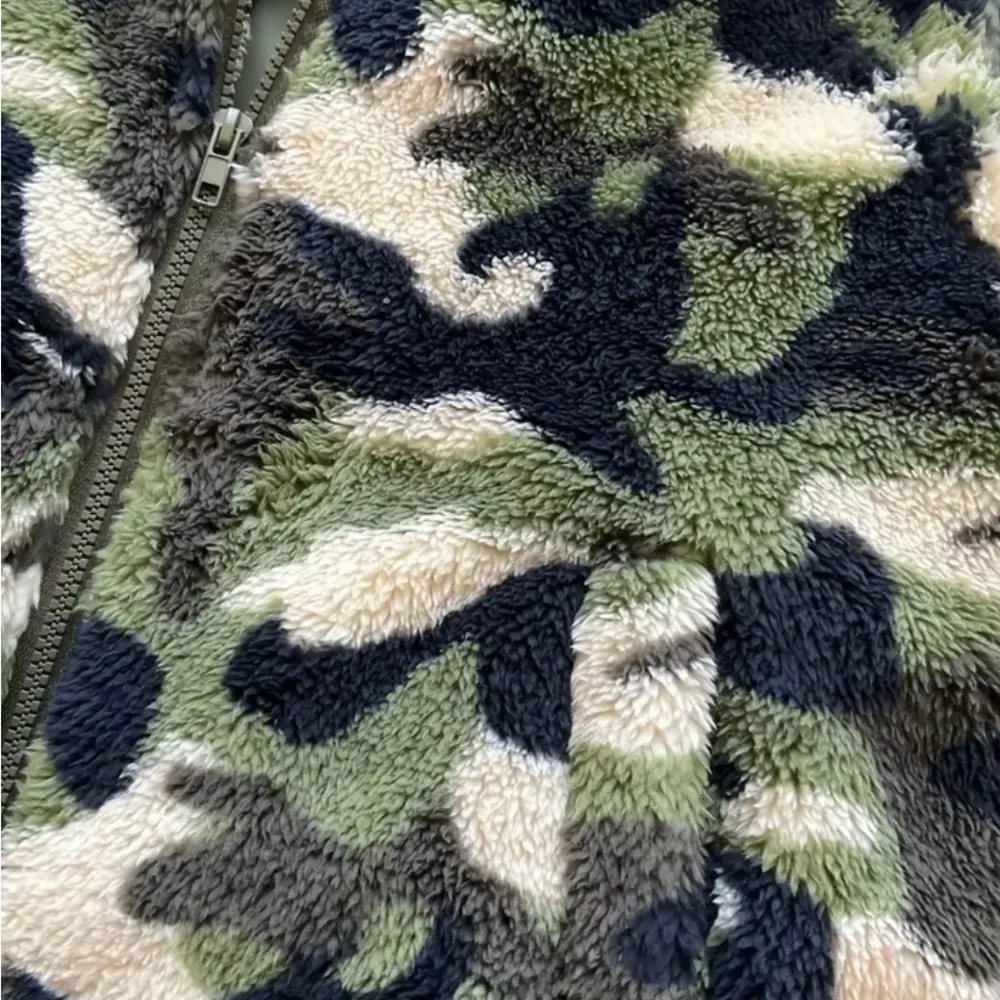 🪖🪖🪖BOGOHO 🪖🪖🪖Chic Camouflage Faux Fur Vest w/ Matching Earrings Green Size L - Image 3