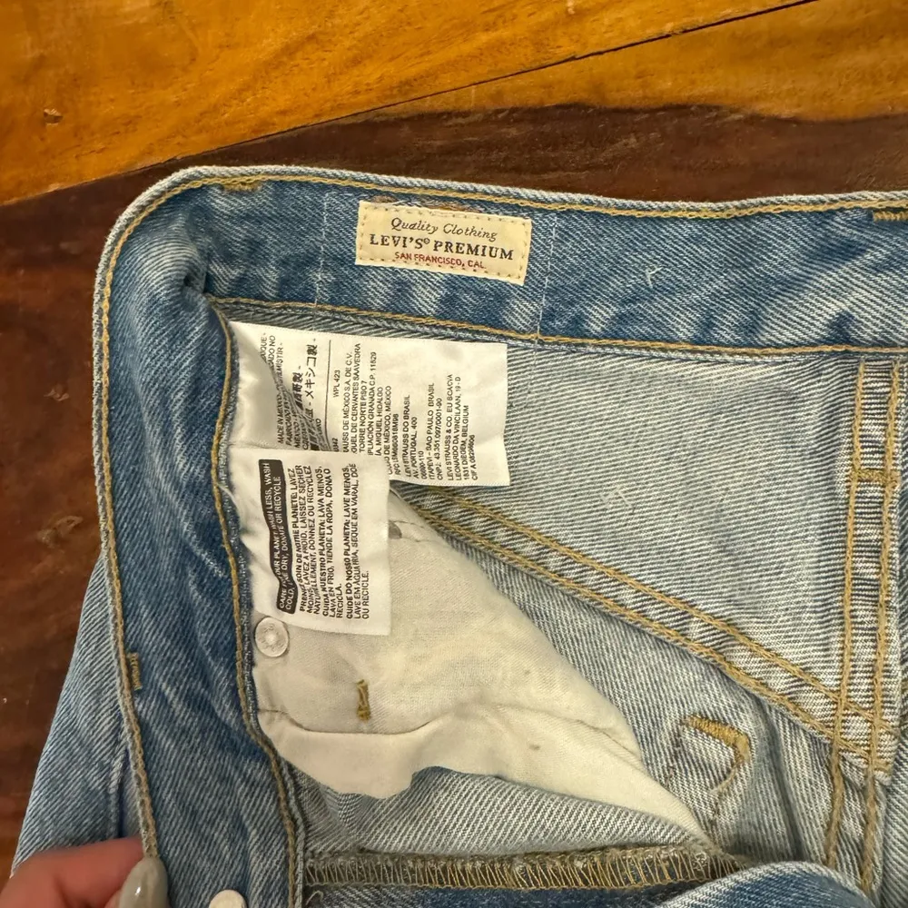 Levi 501 denim shorts size 25 - Image 5