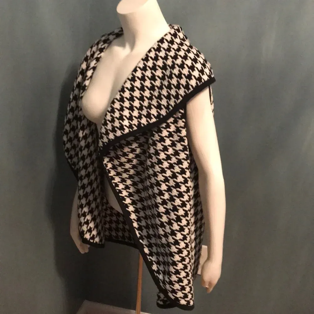 Mud Pie  Holden Houndstooth blanket vest black white - Image 4