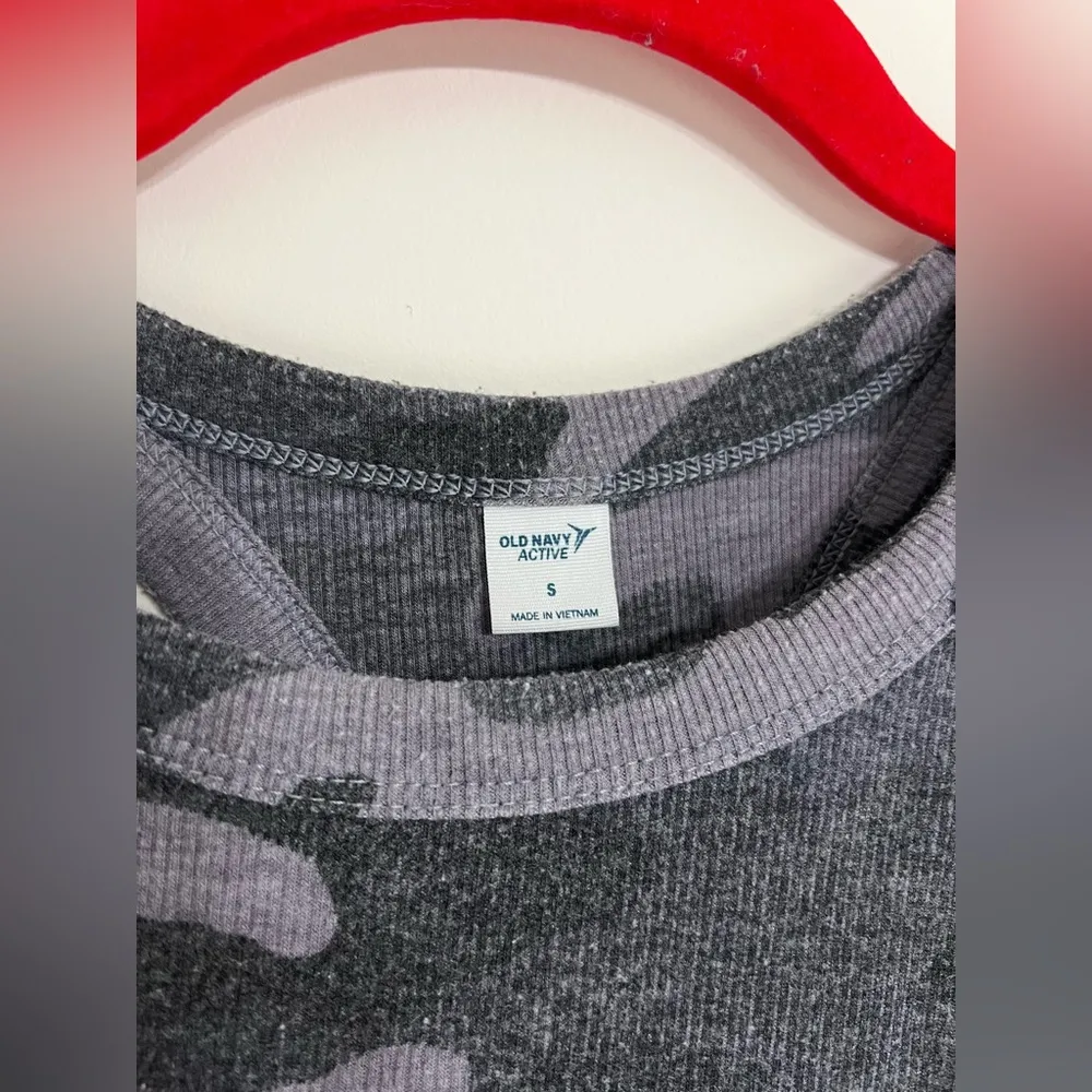 Old Navy Activewear Gray Camouflage Tank Top - Image 3