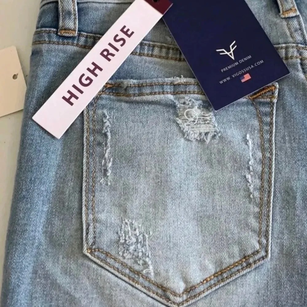 NWT VIGOSS light wash distressed Jean shorts size 24 - Image 8