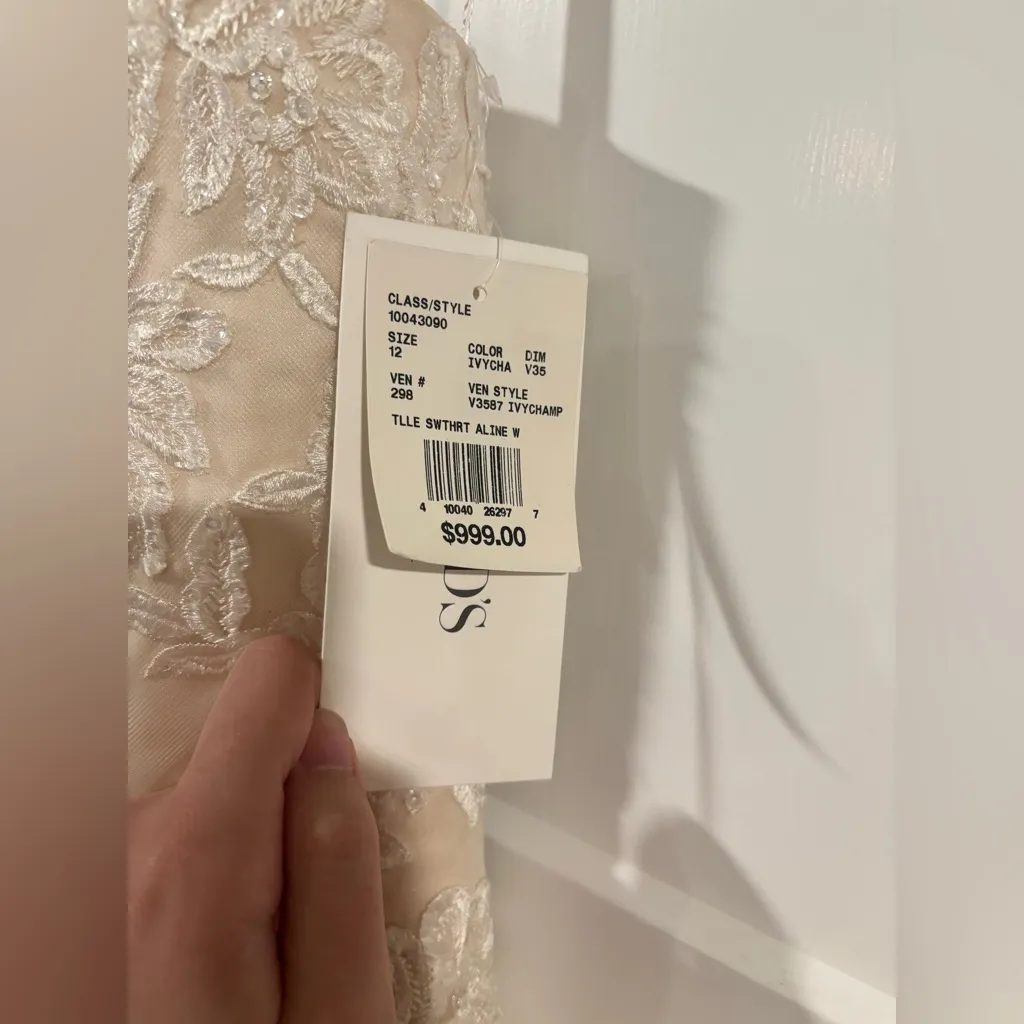 David’s bridal embroidered sweetheart aline W size 12 nwt wedding gown/dress - Image 5