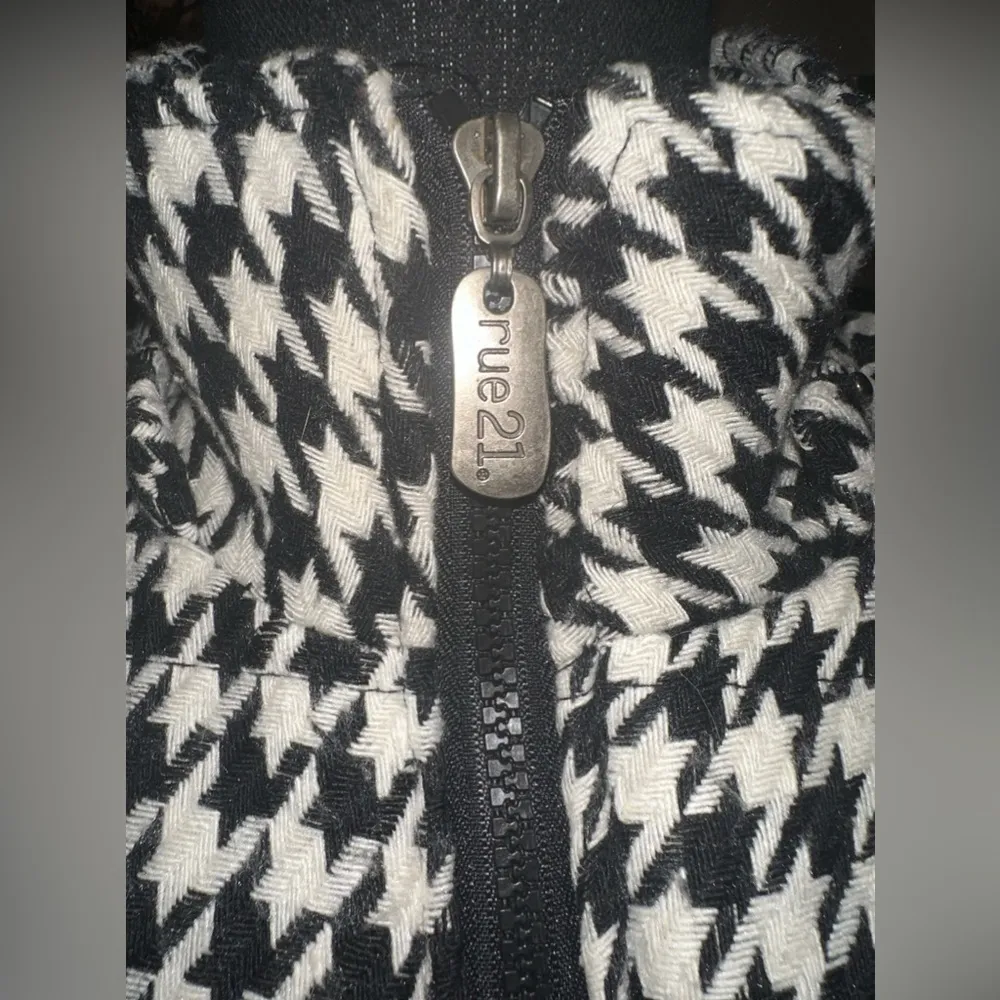 EUC RUE21 black and white checkers puff vest, zip up Sz M - Image 2