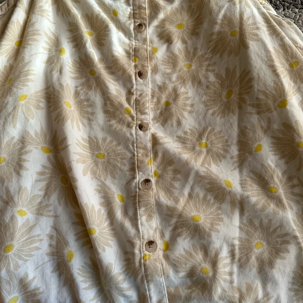 Torrid - Double Gauze Ruffle Button Front Tank Top in Daisy Daydream Size 5 - Image 9