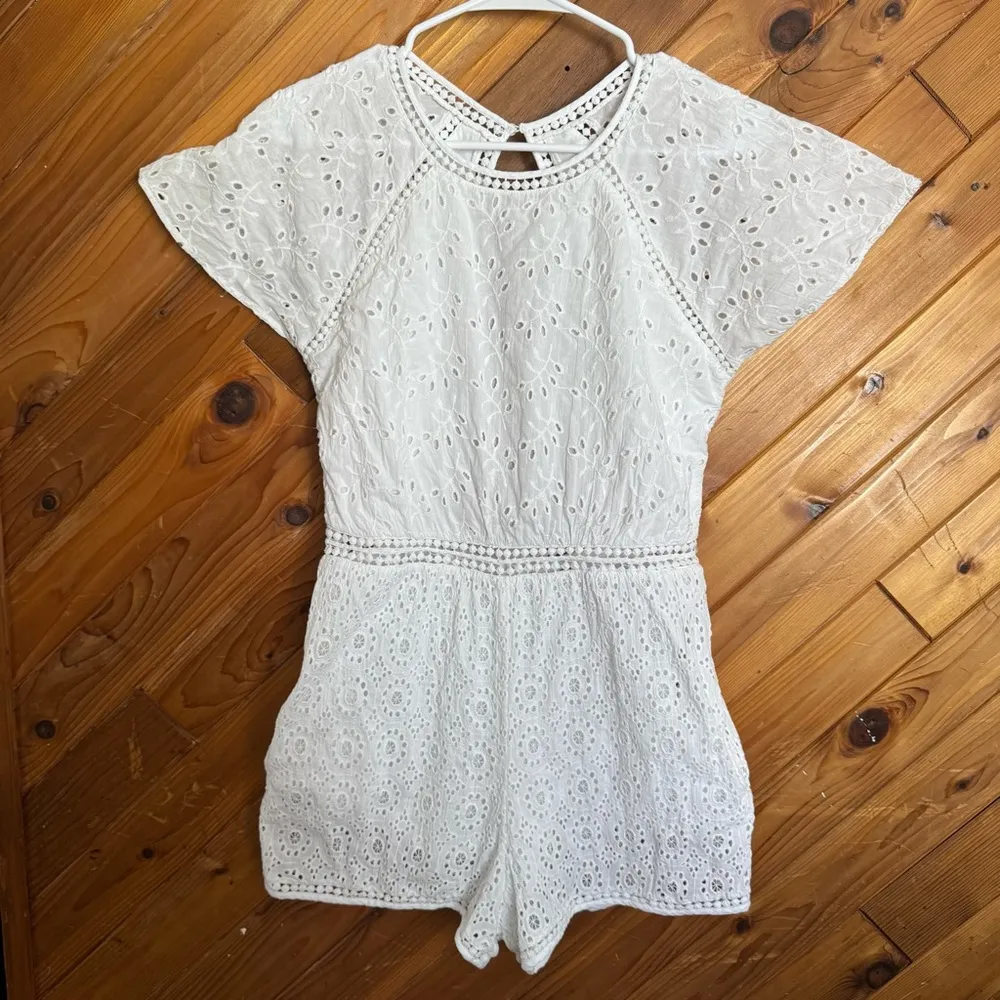 Tularosa White Cut Out Ruffled Romper Size Small - Image 3