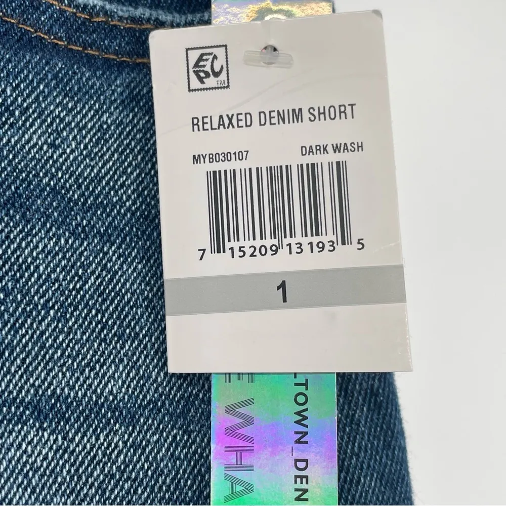 Tinseltown Juniors' Distressed Denim Relaxed Mom Shorts in Blue Size 1 - Image 4