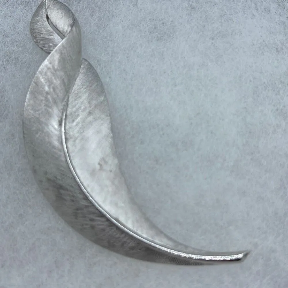 Vintage crown Trifari curved feather leaf brooch - Image 3