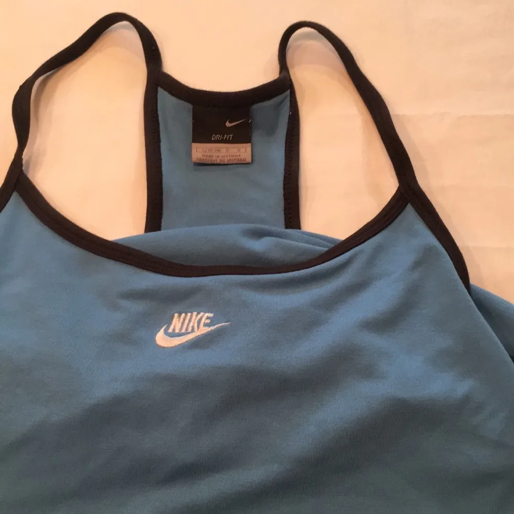 Women’s Nike exercise tank top, built in bra - Image 2