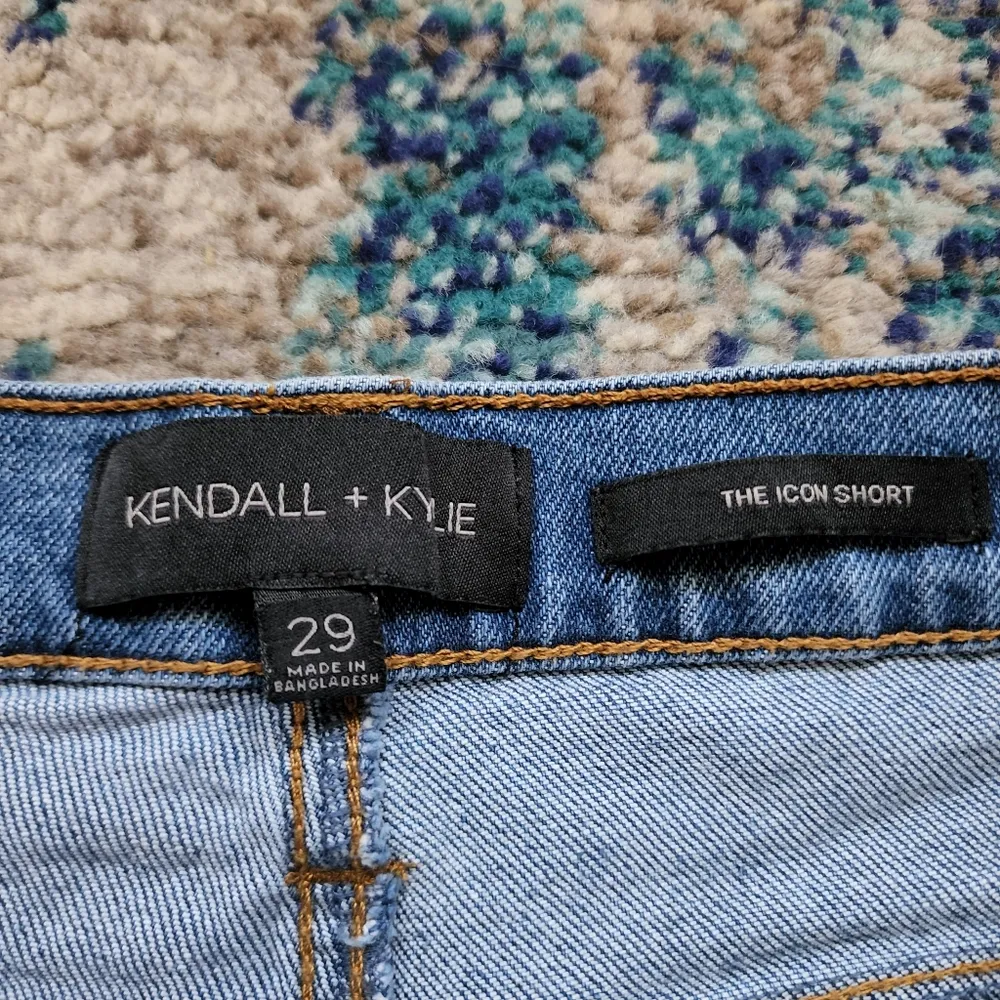 Kendall & Kylie Icon distressed denim shorts size 29 - Image 5