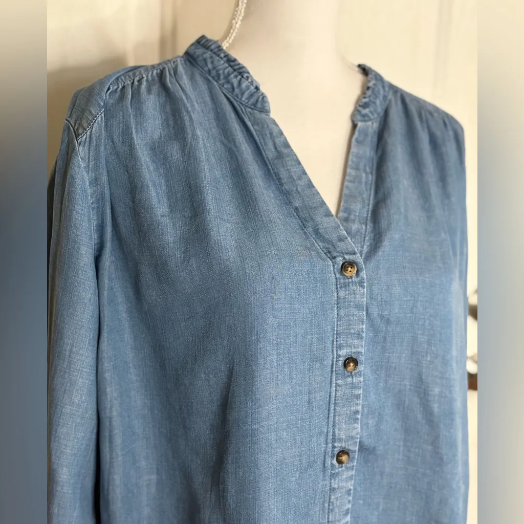 Jane and Delancey Light Blue hi/low Denim Button Top size L NWT - Image 2