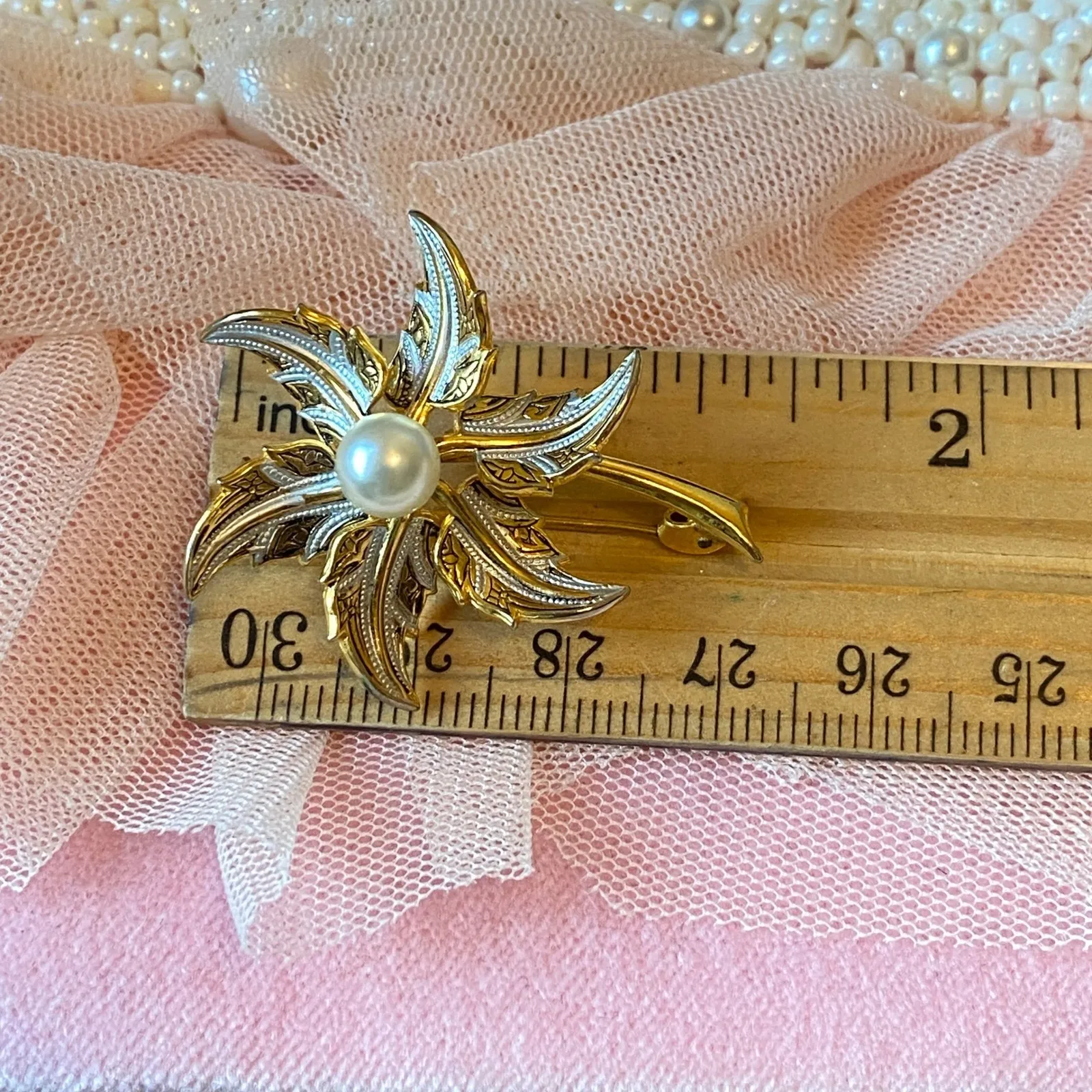 Vintage Damascene Gold Tone Flower Brooch Faux Pearl Center Floral Pin Old Money - Image 4