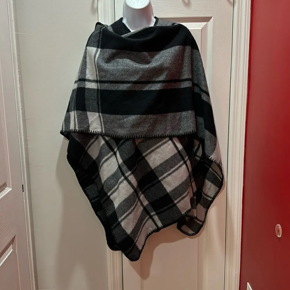 Woolrich Black & White Soft Poncho Wrap One Size - Image 2