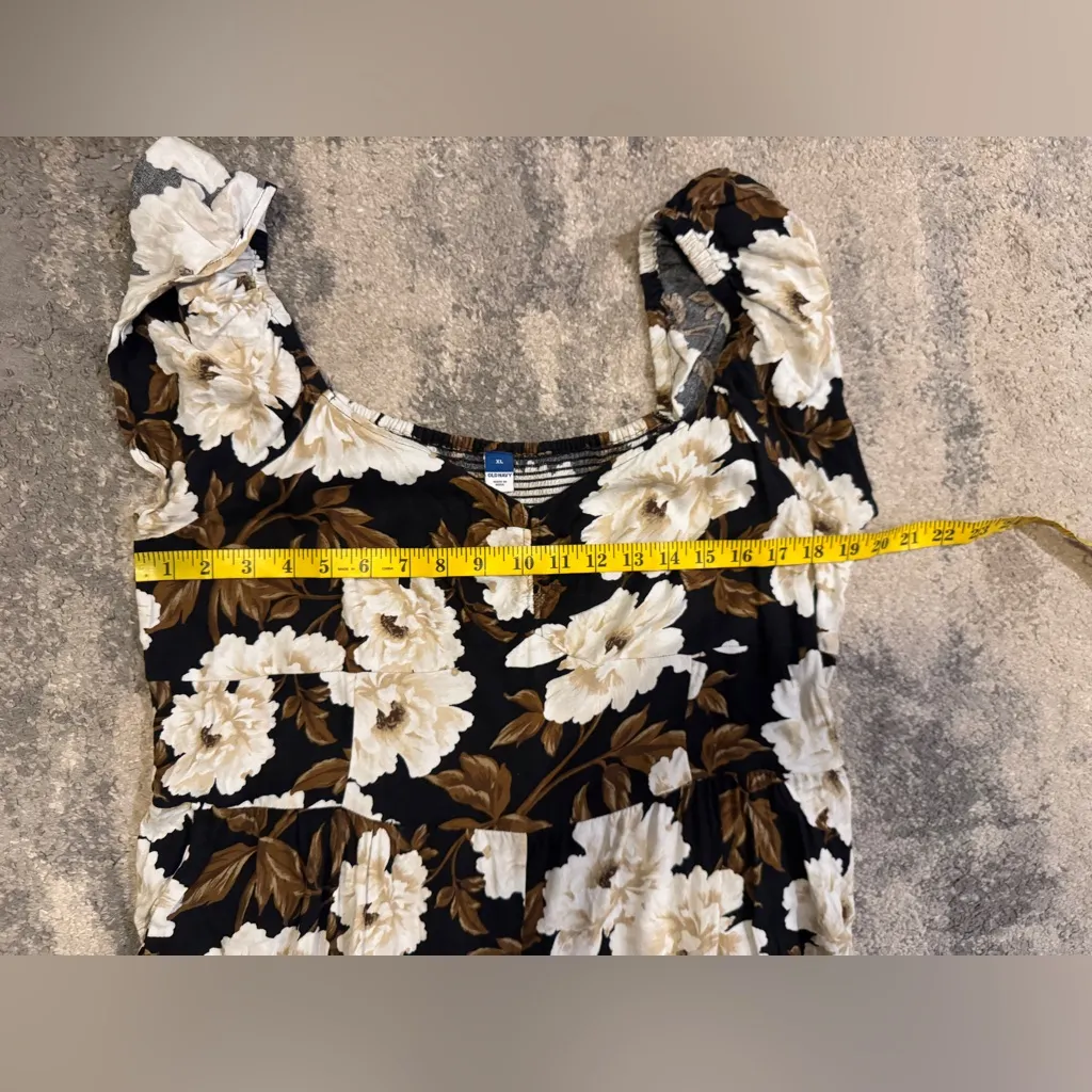 Old Navy Black and Cream Floral Romper - Image 7