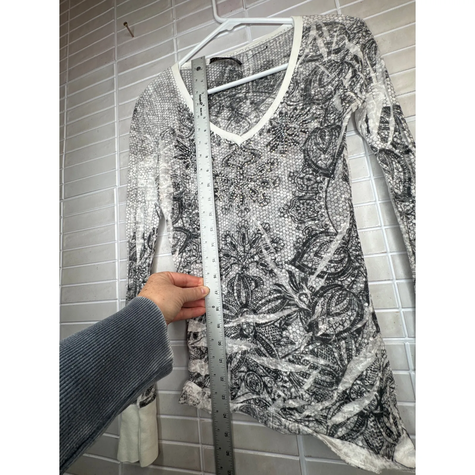 Love Culture Mesh Long Sleeve Top - White - V Neck - S/M Fitted - Image 6