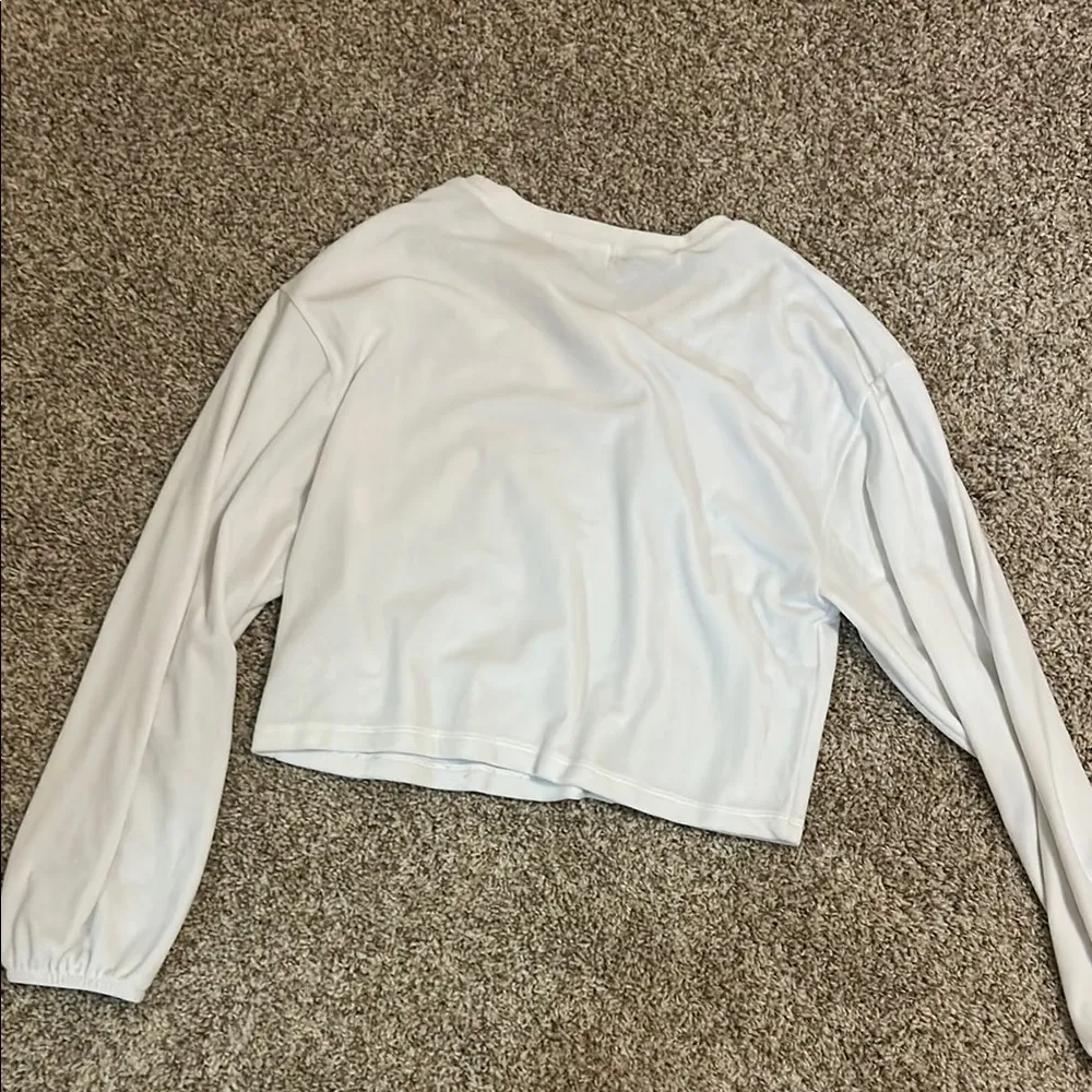 White long sleeve crop sweatshirt with crew neck and relaxed fit - Image 3