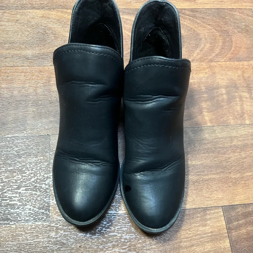 Black ankle booties 
Size 8 in women’s - Image 4