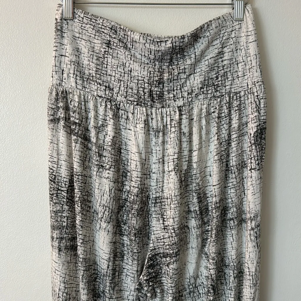 Alo Yoga M Yoga Intention Joggers in Black and White Cracked Pattern - Image 7