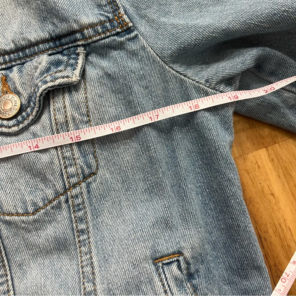 Forever 21 Classic Denim Jacket Light Wash Cropped Fit - Image 8