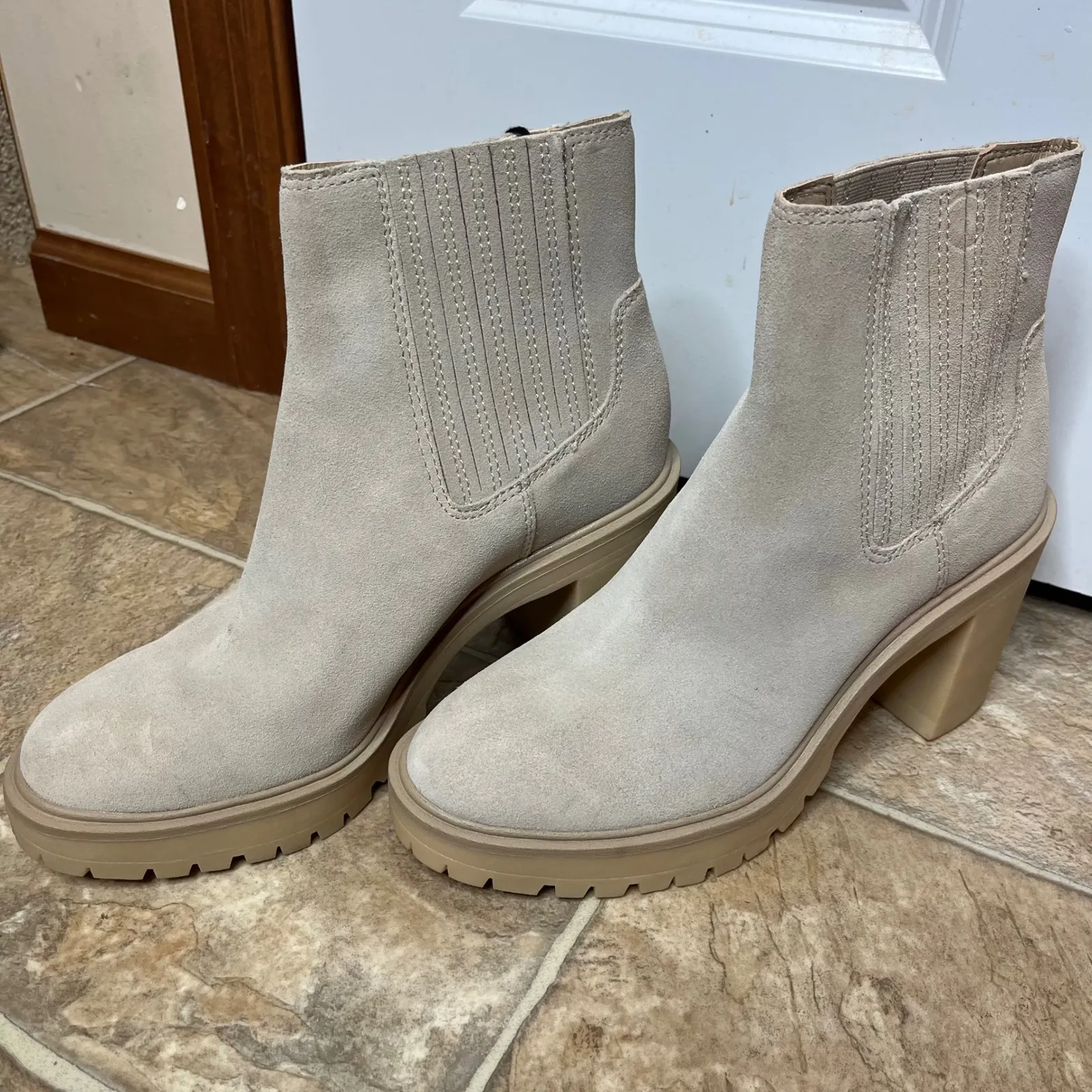 Dolce Vita NEW Size 10 Beige Suede Waterproof Chelsea Block Heel Ankle Booties Tan - Image 4