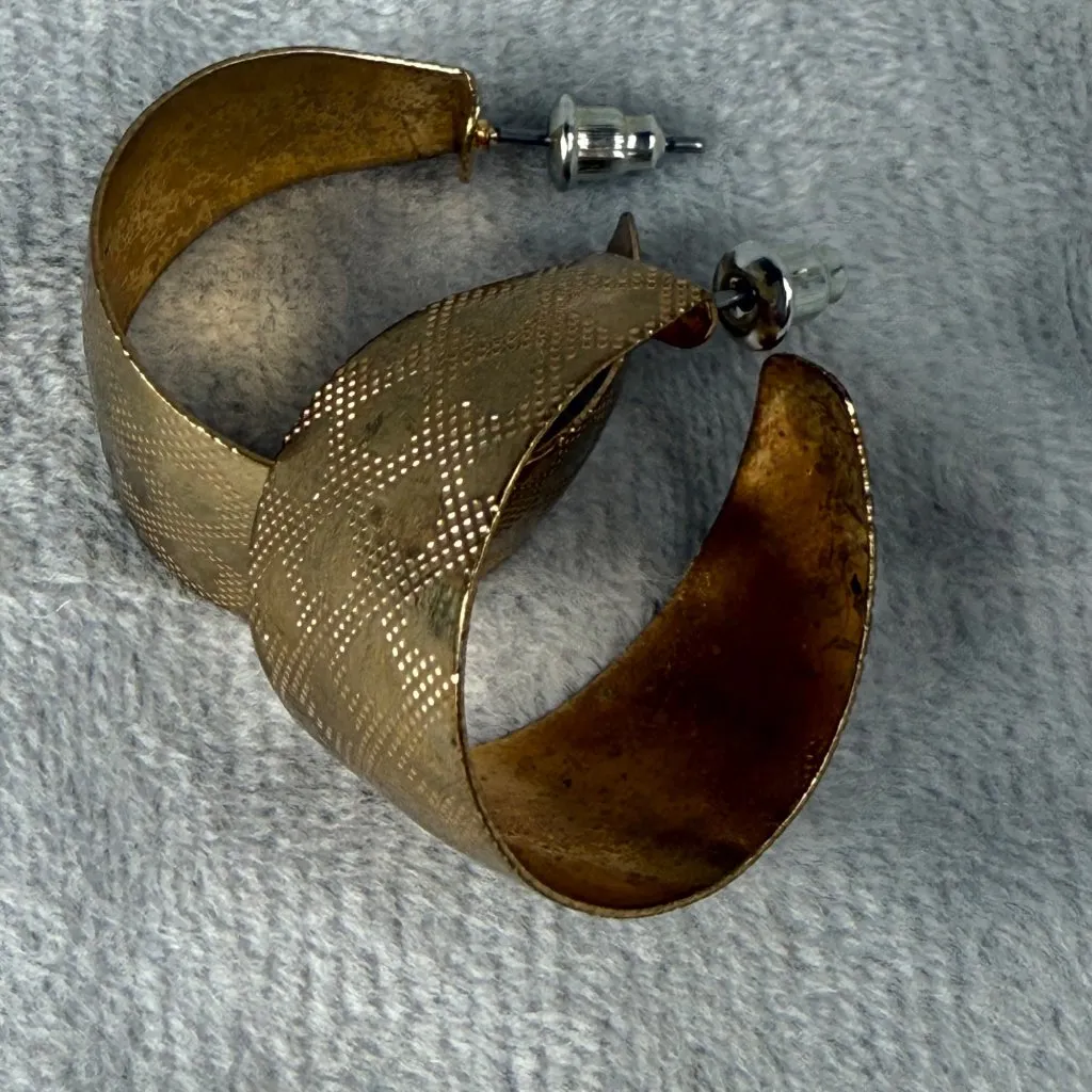 Textured Gold Tone 3/4 Hoop Earrings Pierced Post Back Heart Pattern Engraved - Image 15