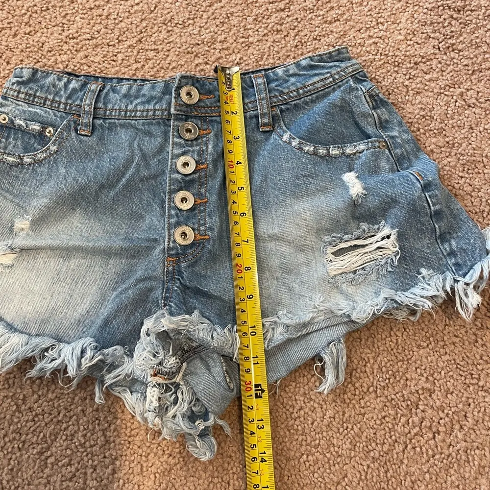 RUE 21 High-Rise Distressed ButtonFly Denim Shorts - Image 5