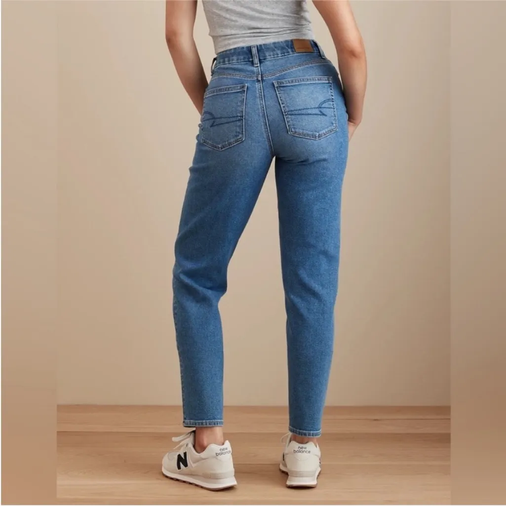 AE American Eagle Curvy Mom Jean Cheeky
Straight Leg Stretch Denim 16 short - Image 2