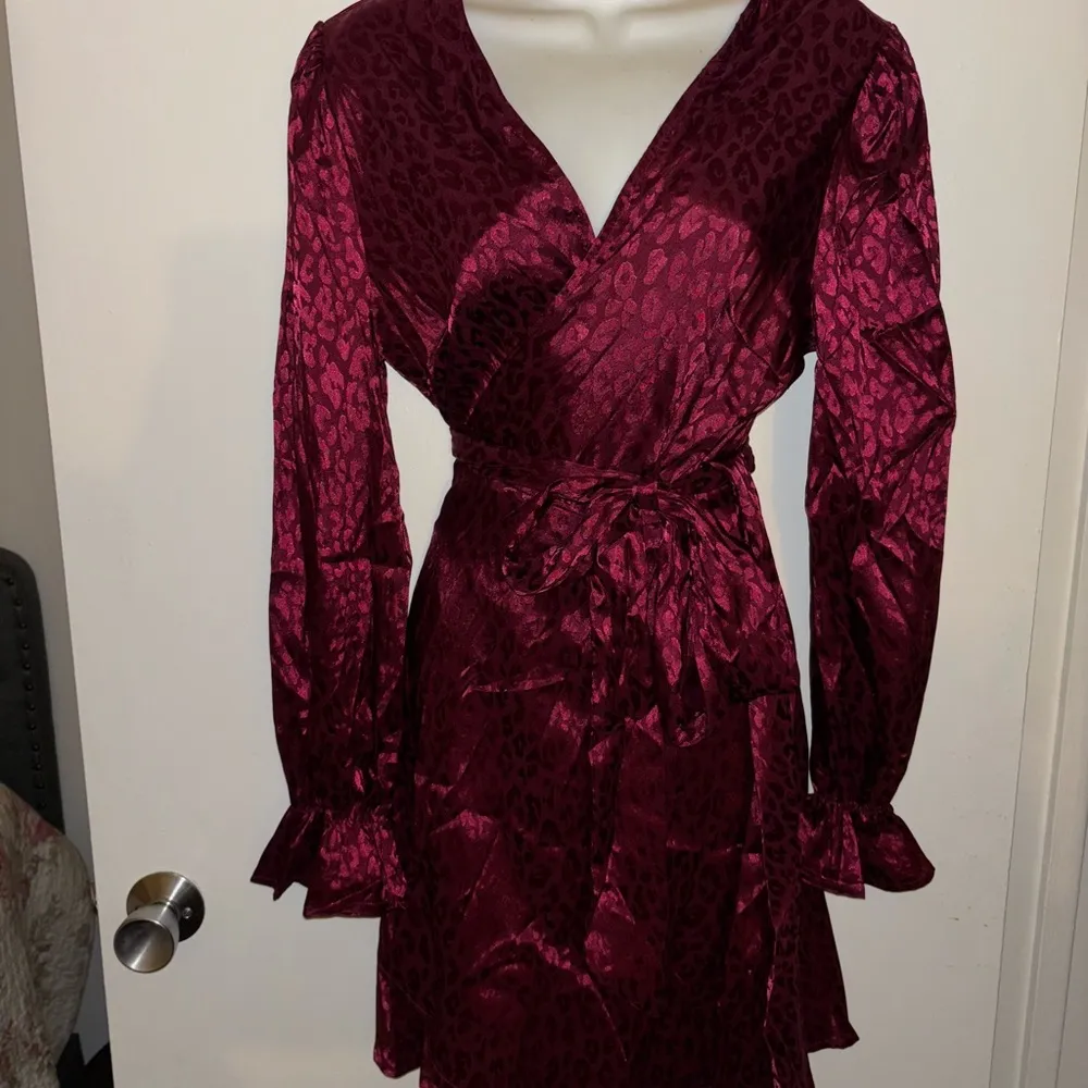 Woman’s Wrap Burgundy Red Satin Leopard animals print long sleeve Dress ~ NWTS - Image 6
