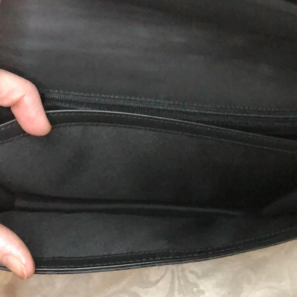 Gucci Handbag with retractable hand strap.  One owner.  Excellent condition. - Image 15