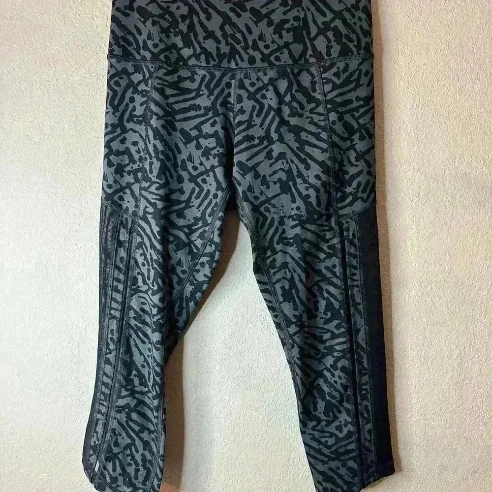 Lululemon Hot To Street Crop Biggie Brushed Animal Coal Black/Black sz 6 - Image 2