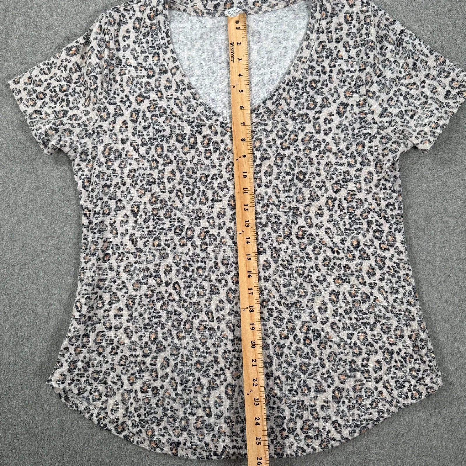 Z Supply Animal Print Short Sleeve Tee Shirt Women's XL V-Neck Beige Knit Shine - Image 3