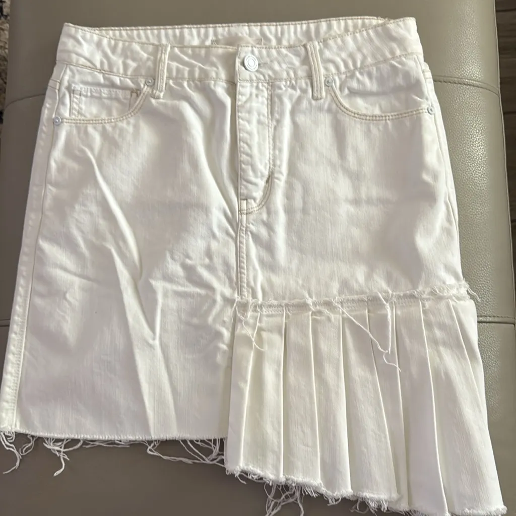 Habitual White Corinna White Pleated Raw‎ Hem Denim Mini Skirt Size Medium - Image 5